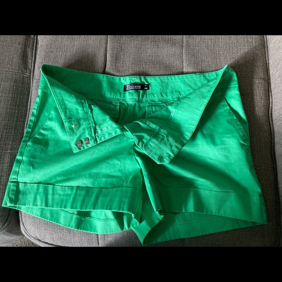Shorts from New York & Company size 12 Green never been worn - Picture 4 of 6
